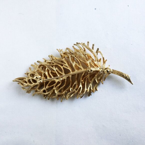 Statement leaf pin Coro designer signed ornate leaf brooch classic design brooch - Picture 2 of 4